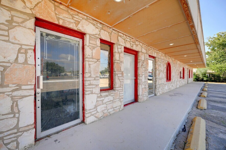 More Photos Of 2200-2204 S WW White Rd, San Antonio Restaurant For Lease