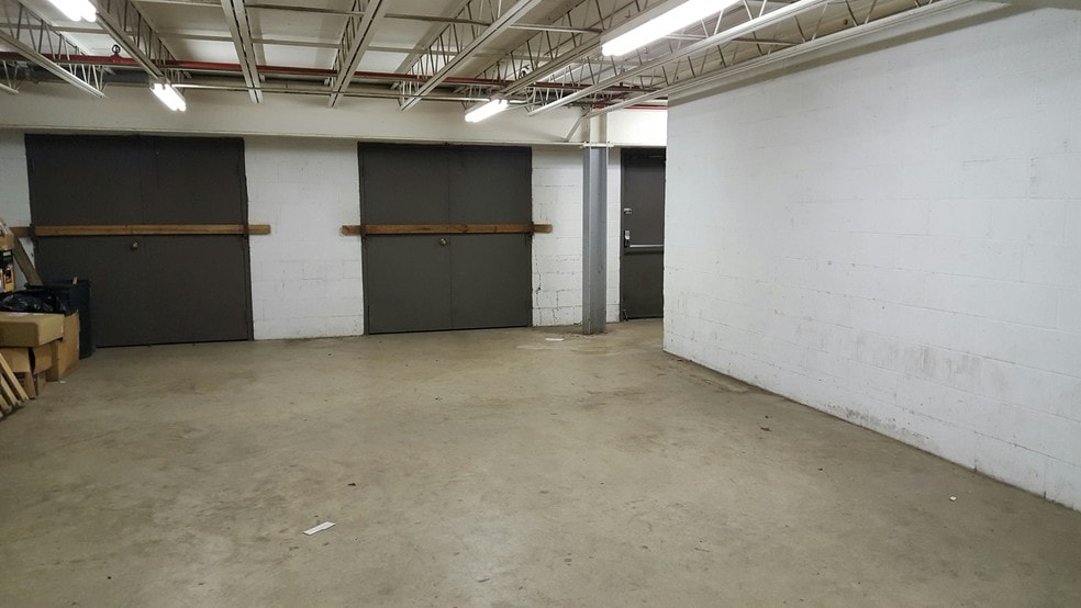 More Photos Of 620 President Clinton Ave, Little Rock Light Distribution For Sale