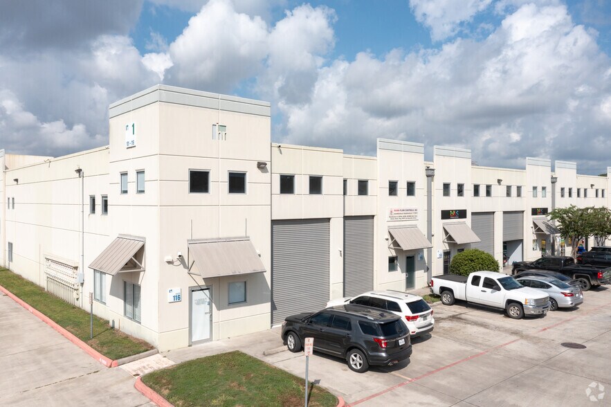 More Photos Of 5750 N Sam Houston Pky E, Houston Warehouse For Lease