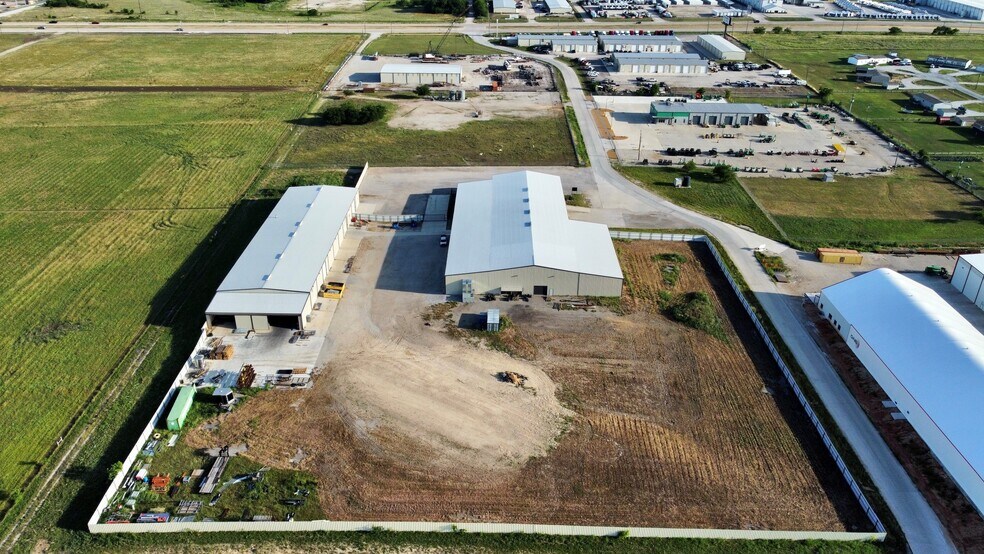 More Photos Of 124 Capital Ln, Rhome Manufacturing For Lease