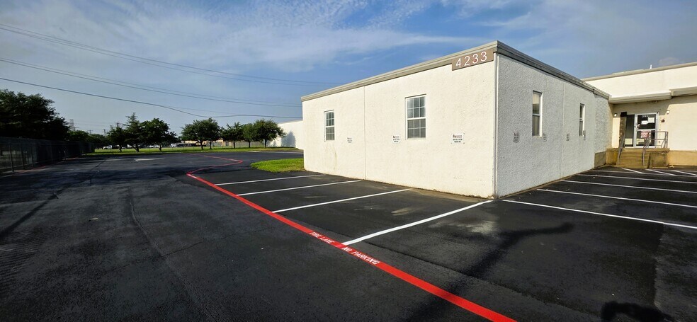 More Photos Of 4233 Janada St, Haltom City Warehouse For Lease