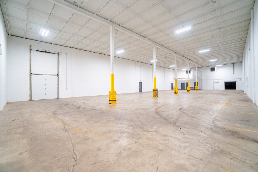 More Photos Of 6048 W Beloit Rd, Milwaukee Manufacturing For Lease
