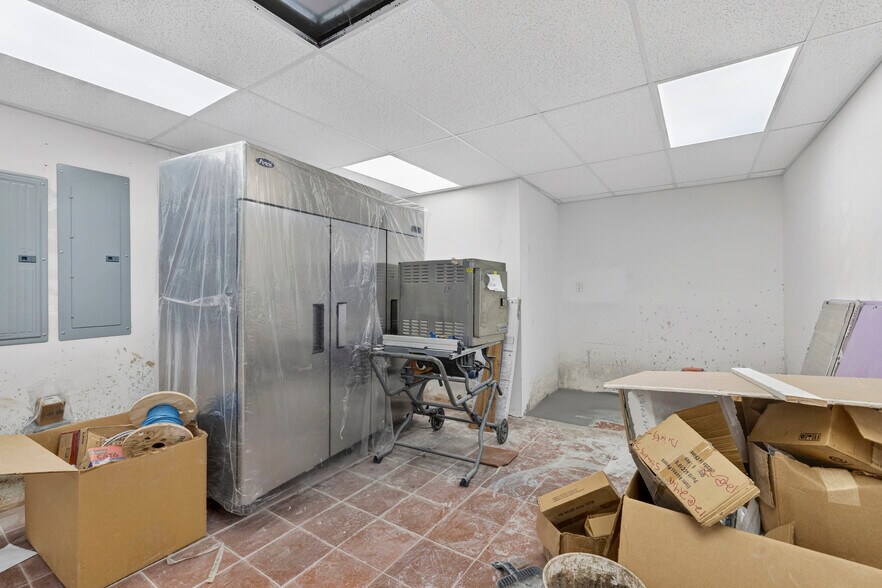 More Photos Of 3134-3150 NE 9th St, Fort Lauderdale Restaurant For Sale