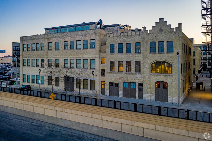 More Photos Of 1037 W McKinley Ave, Milwaukee Loft Creative Space For Lease