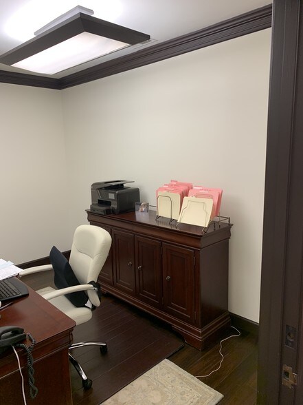 More Photos Of 4727-4729 Spottswood Ave, Memphis Office For Lease