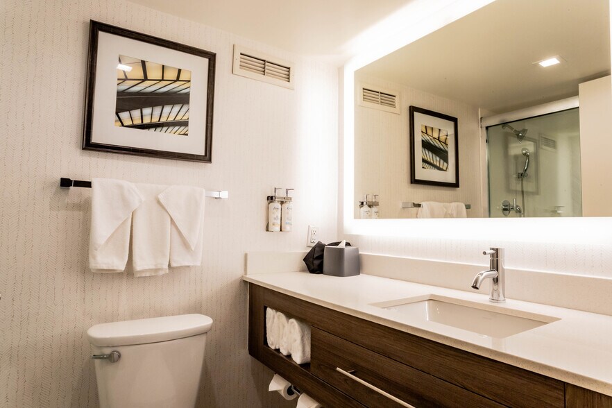 More Photos Of 600 Interstate 30, Little Rock Hotel For Sale