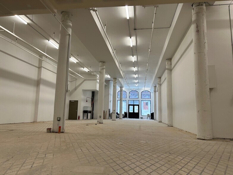 More Photos Of 17 S Wabash Ave, Chicago Loft Creative Space For Lease