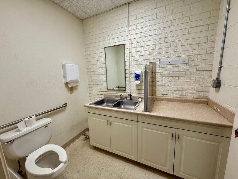 More Photos Of 3900 Southpark Dr, Tyler Office For Sale