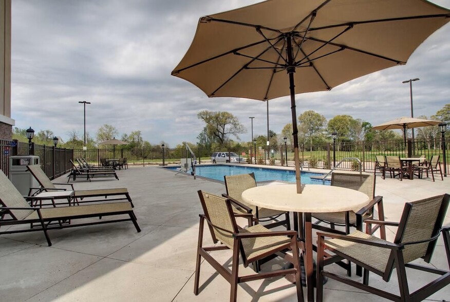 More Photos Of 639 S Canal St, Natchez Hotel For Sale