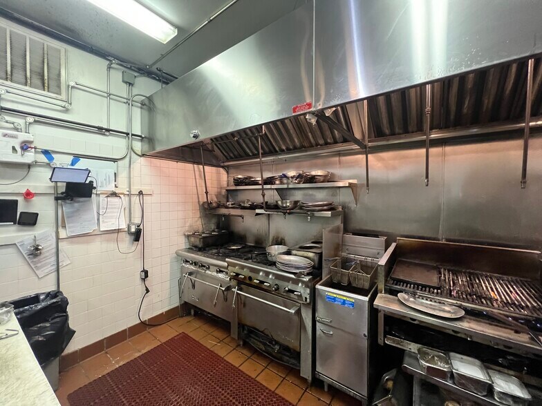 More Photos Of 133 Glen Head Rd, Glen Head Bar For Lease