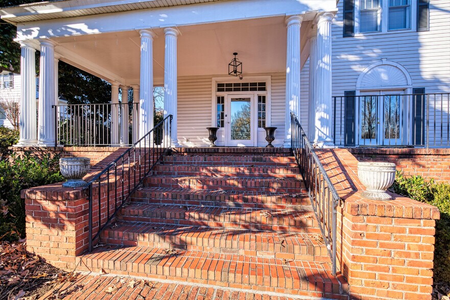 More Photos Of 1011 E Washington St, Greenville Office For Lease