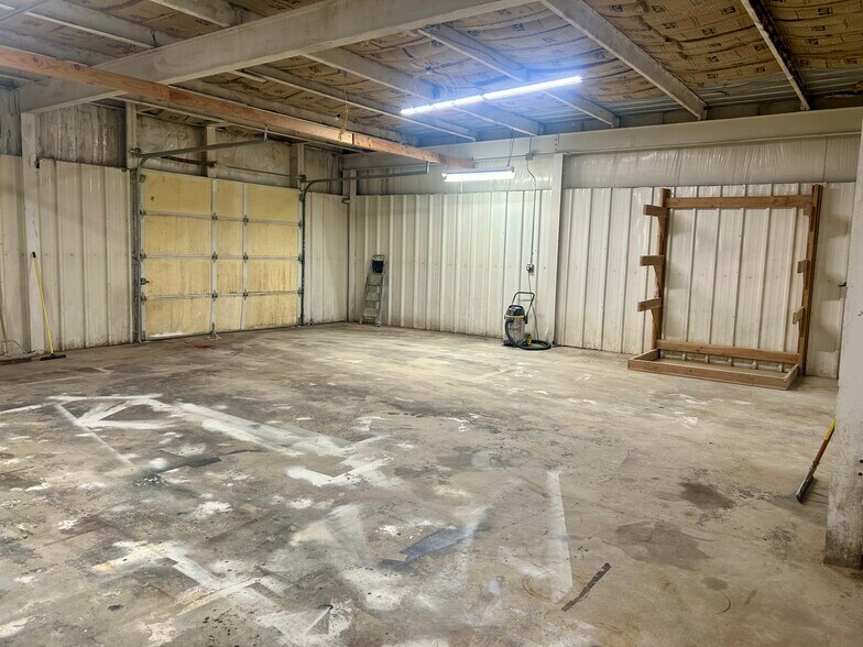 More Photos Of 201 S McQuarrie Ave, Wagoner Flex For Sale
