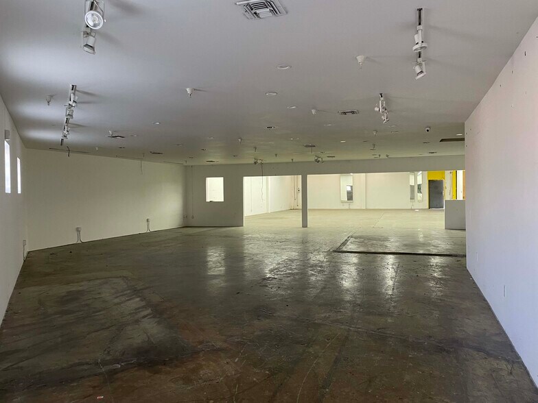 More Photos Of 3049 La Cienega Blvd, Culver City Warehouse For Lease