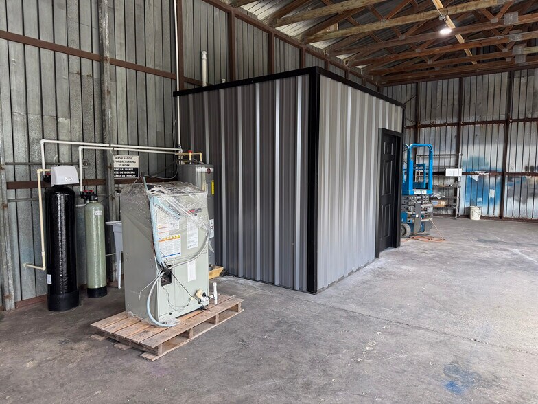 More Photos Of 301 Charlie Griffin Rd, Plant City Flex For Lease