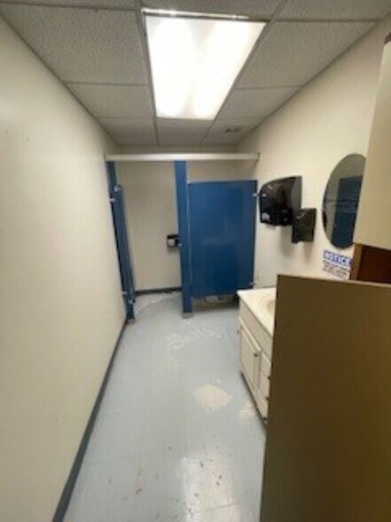 More Photos Of 1600 N Main St, Georgetown Industrial For Sale