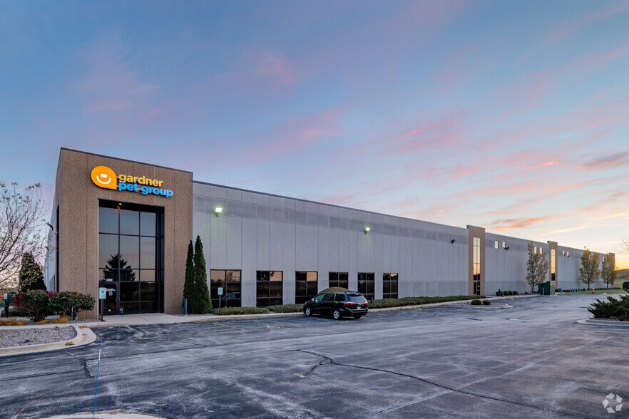 More Photos Of 2845 Wingate St, West Bend Distribution For Sale