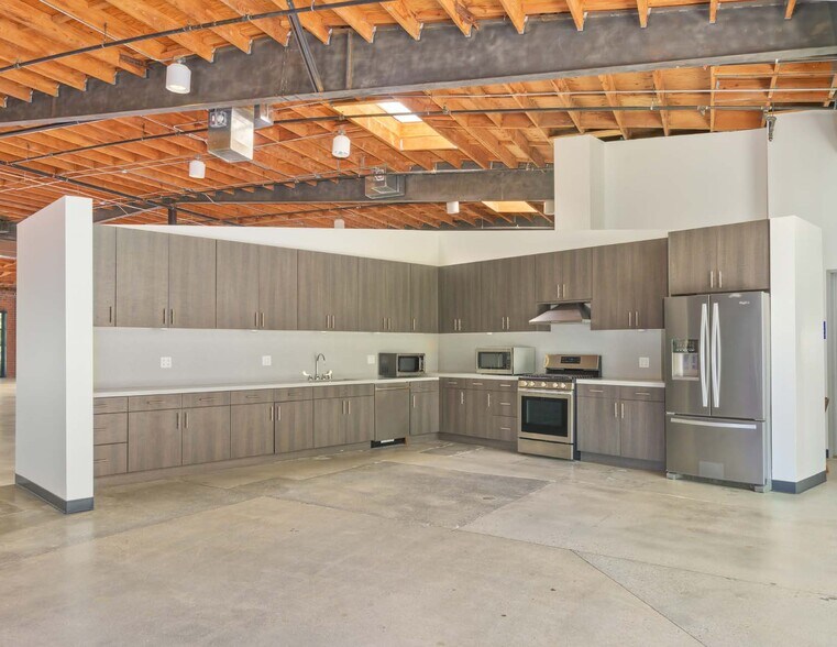 More Photos Of 10113 Jefferson Blvd, Culver City Warehouse For Lease