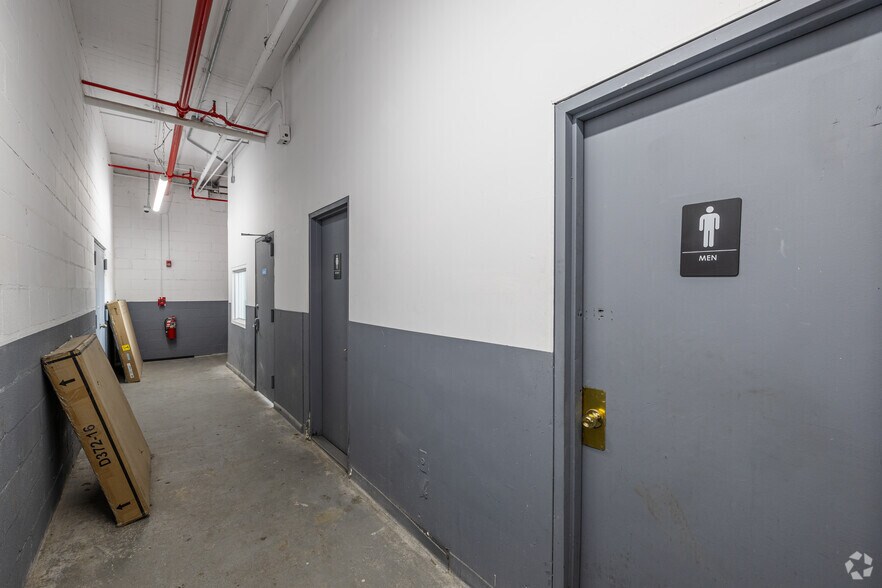 More Photos Of 59-00 Decatur St, Ridgewood Warehouse For Lease