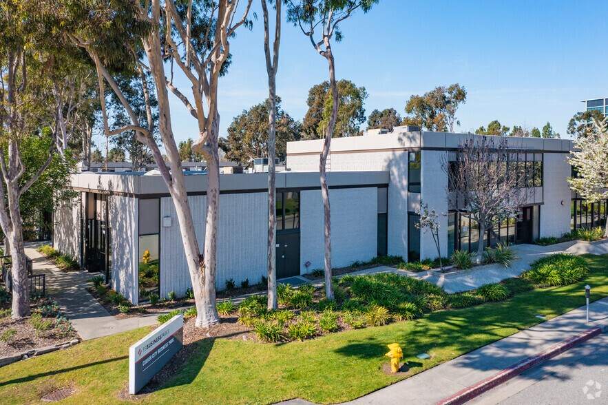 More Photos Of 5800-5860 Hannum Ave, Los Angeles Unknown For Lease