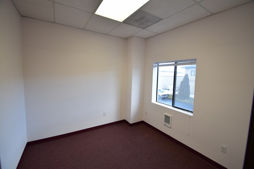 More Photos Of 635 SE Business Way, Bend Showroom For Lease