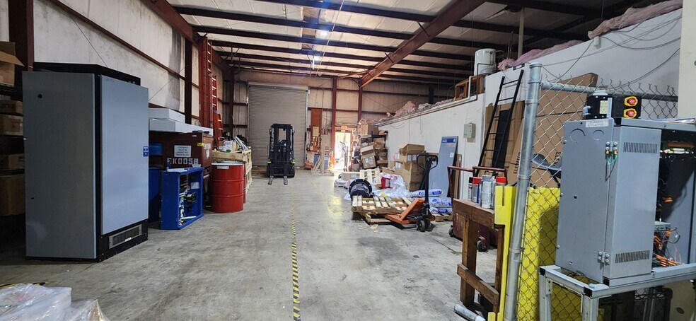 More Photos Of 7810 Sears Blvd, Pensacola Warehouse For Lease