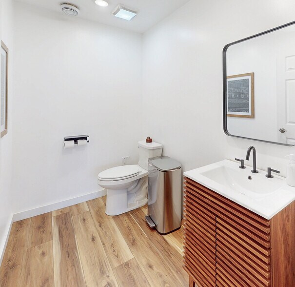 More Photos Of 2111 Center St, Cleveland Freestanding For Lease