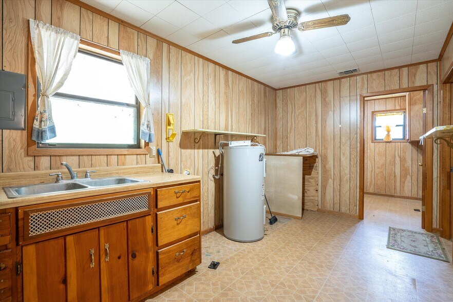 More Photos Of 22 Chaparral Dr, Fredericksburg Storefront Retail Office For Sale