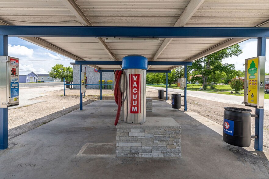 More Photos Of 617 N Ellis St, Groesbeck Carwash For Sale