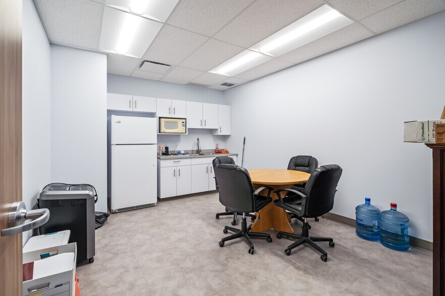 More Photos Of 2202 50 Av, Lloydminster Auto Dealership For Sale