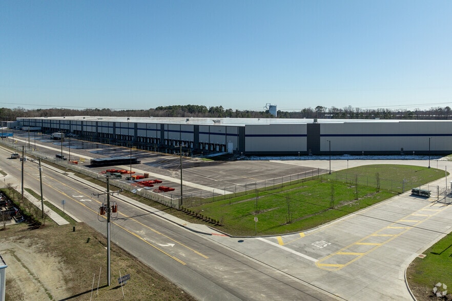 More Photos Of 271 Benton Road, Suffolk Distribution For Lease