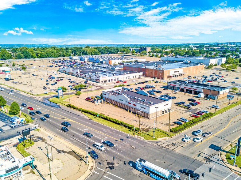 More Photos Of 4322-4332 Tuscarawas St W, Canton Storefront For Lease