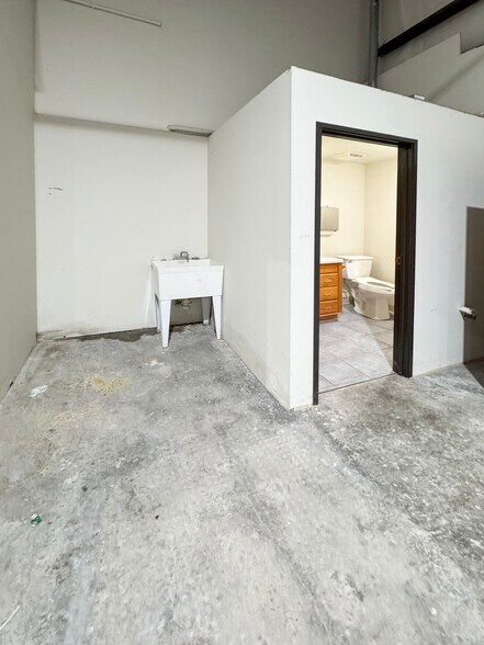 More Photos Of 2005 N Willow Ave, Broken Arrow Service For Lease