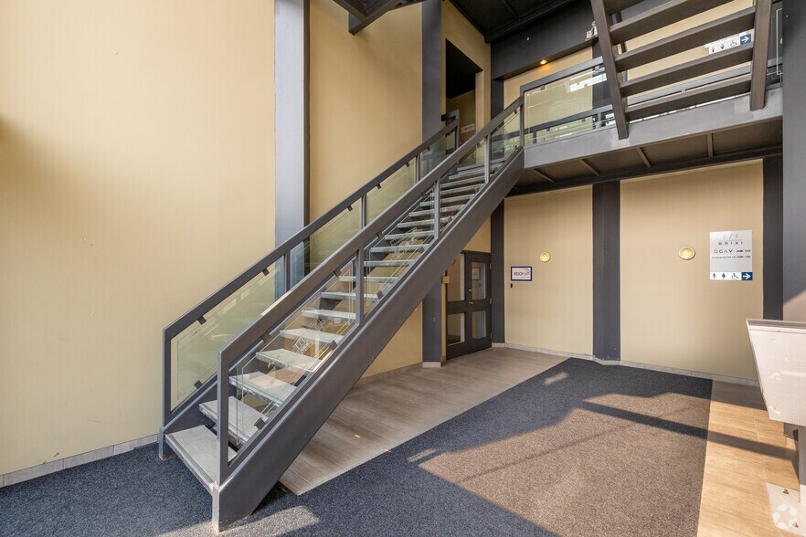 More Photos Of 2285 Av Francis-Hughes, Laval Flex For Lease