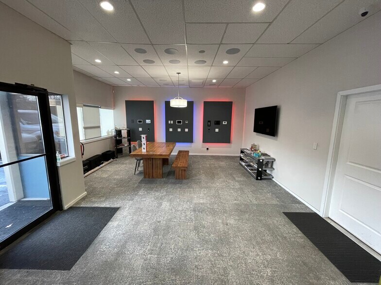 More Photos Of 13222-13228 SE 30th St, Bellevue Showroom For Lease
