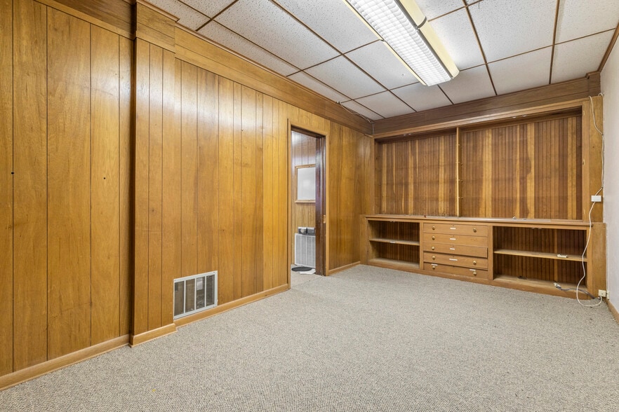 More Photos Of 115-117 W Grand Ave, Tonkawa Storefront Retail Office For Sale