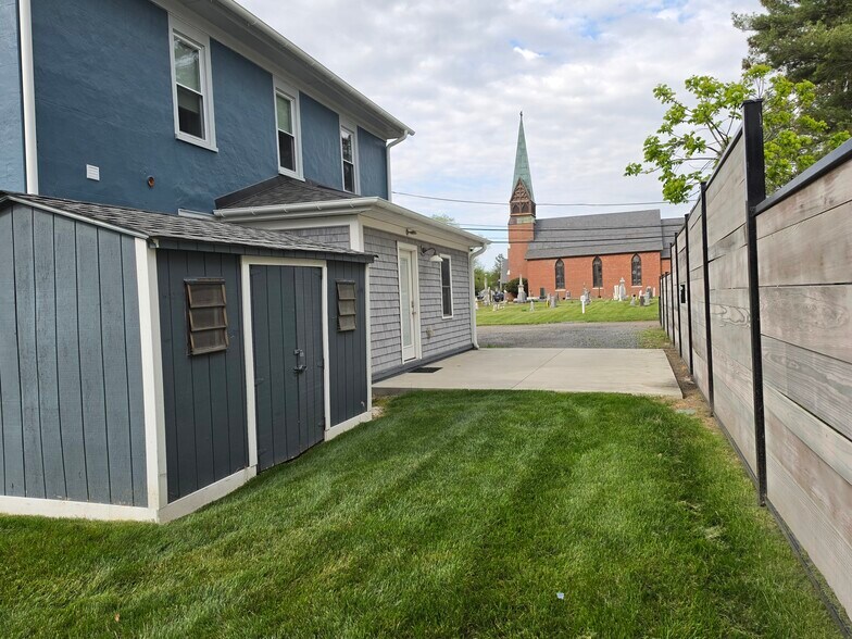 More Photos Of 104 E Pine St, Georgetown Office Residential For Lease