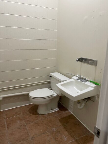 More Photos Of 337 Willard Ave, Newington Freestanding For Lease