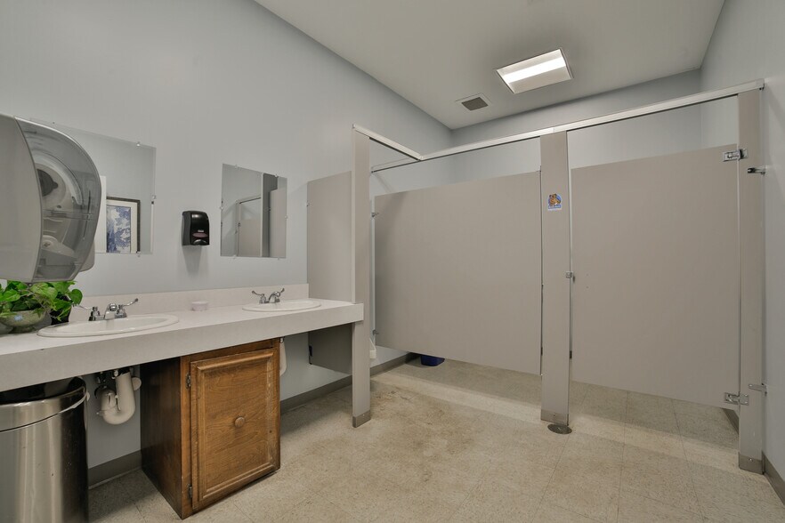 More Photos Of 9408 Apison Pike, Ooltewah Storefront For Lease