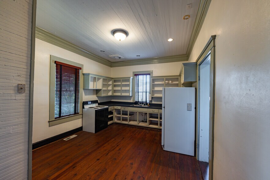 More Photos Of 314 S Green St, Thomaston Office For Sale