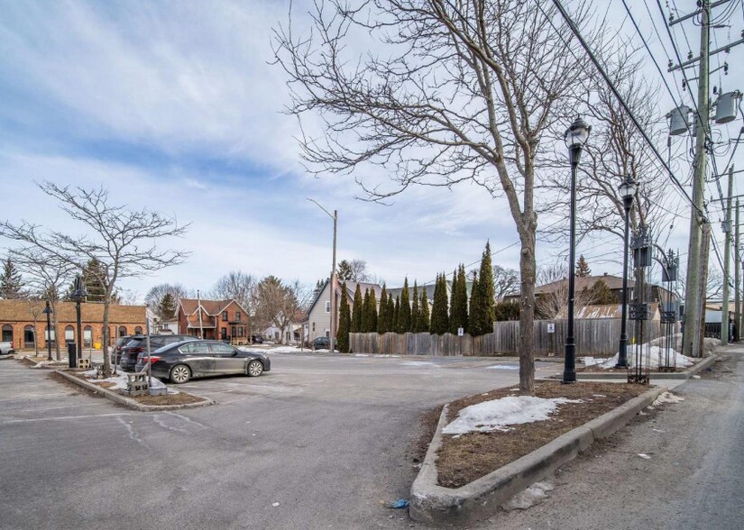 More Photos Of 138 King St E, Gananoque Restaurant For Lease