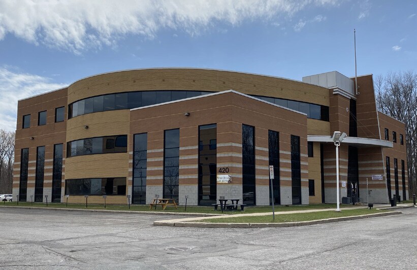 More Photos Of 420 Boul Armand-Frappier, Laval Medical For Lease