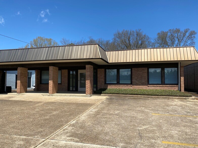 More Photos Of 808 Garfield St, Tupelo Healthcare For Lease