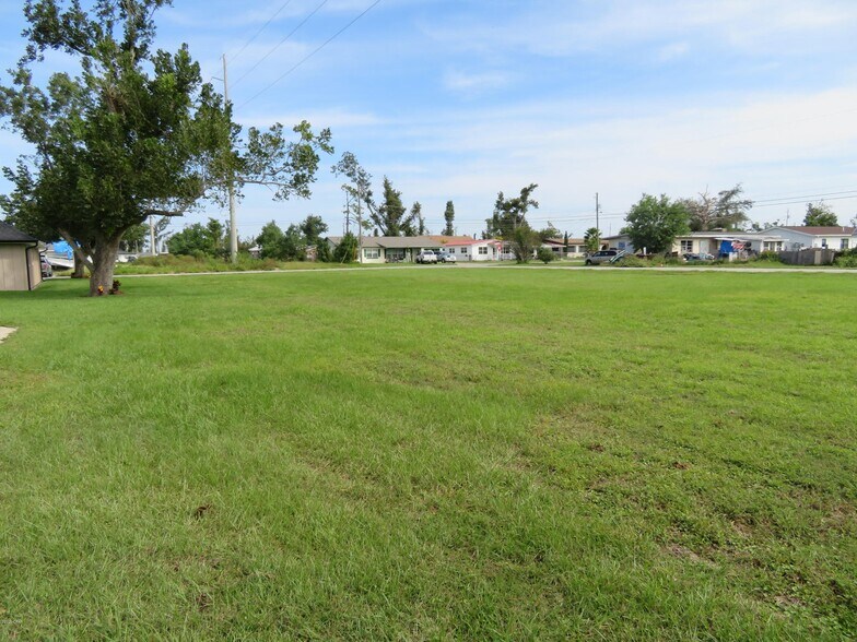 More Photos Of 5618 Lilly St, Panama City Office For Lease