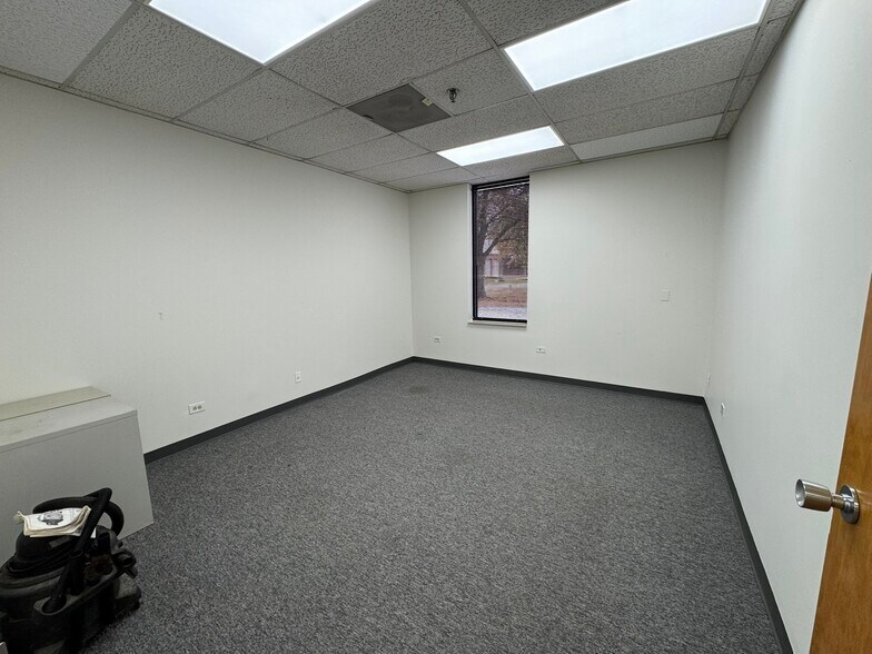 More Photos Of 1985 Ohio St, Lisle Warehouse For Lease