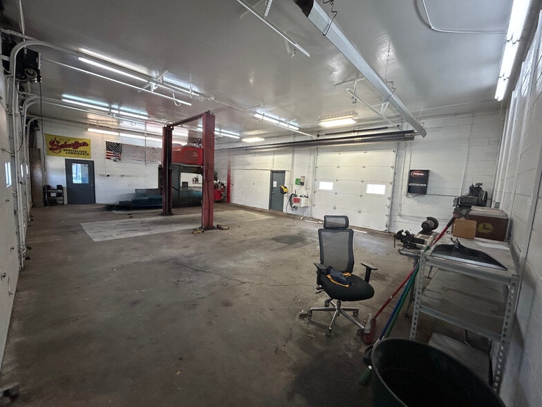 More Photos Of 301 S Chestnut St, Le Roy Auto Repair For Sale