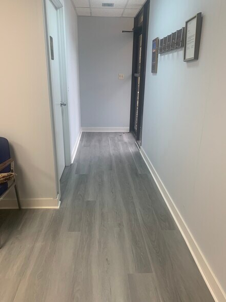 More Photos Of 8 Quakerbridge Plz, Hamilton Office For Sale