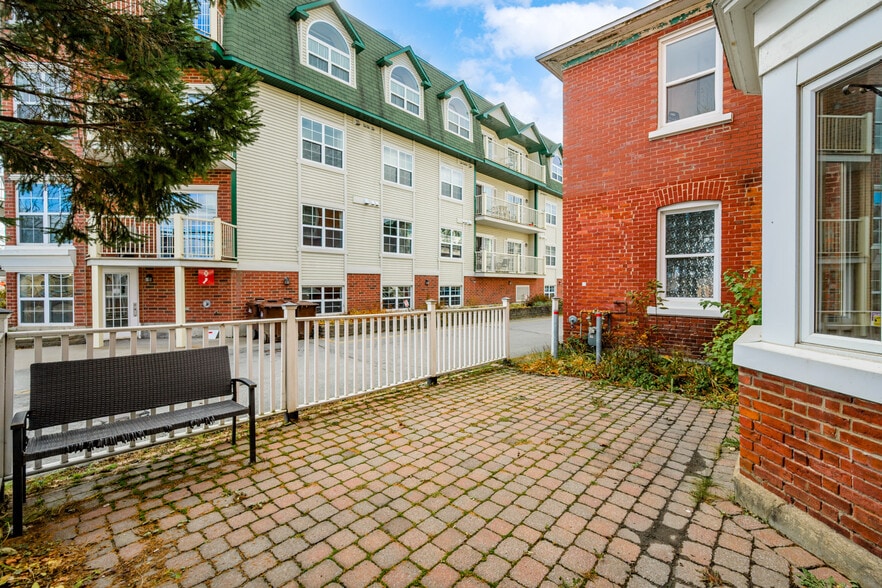 More Photos Of 127 Rue Queen, Sherbrooke Office Residential For Sale