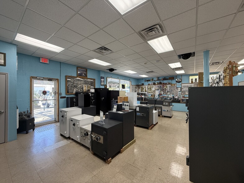 More Photos Of 1342 N Lime Ave, Sarasota Warehouse For Sale