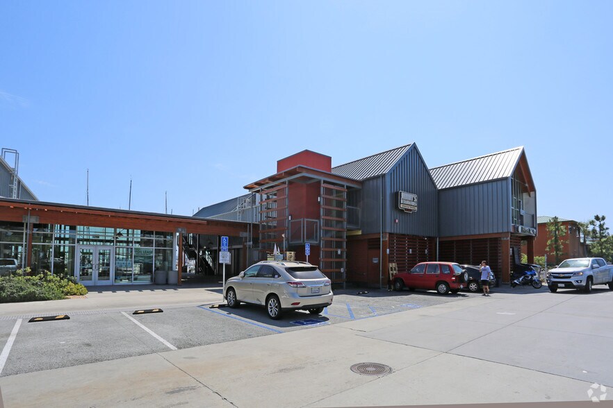 More Photos Of 4990 N Harbor Dr, San Diego General Retail For Lease