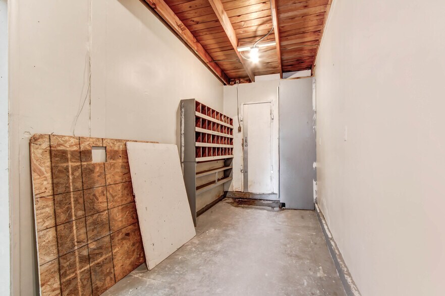 More Photos Of 5709 E Beverly Blvd, Los Angeles Office Residential For Lease